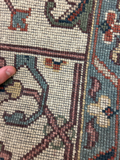 Indian Heriz Rug, 8'11" x 11'11", in ivory, navy, red and teal - photo 4