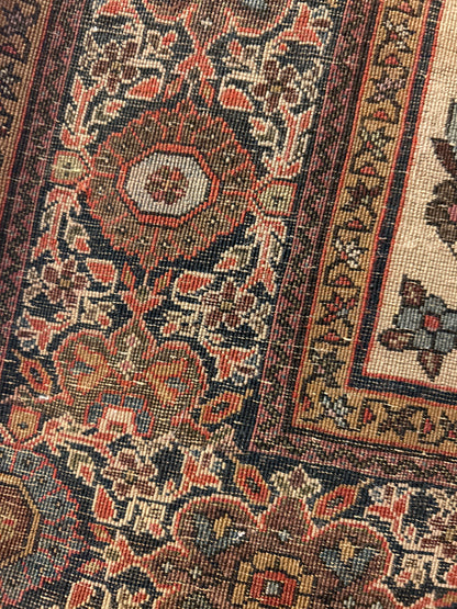 Antique Persian Sarouk Farahan Rug, 4'2" x 6'7", in ivory, navy, pink and red - photo 4