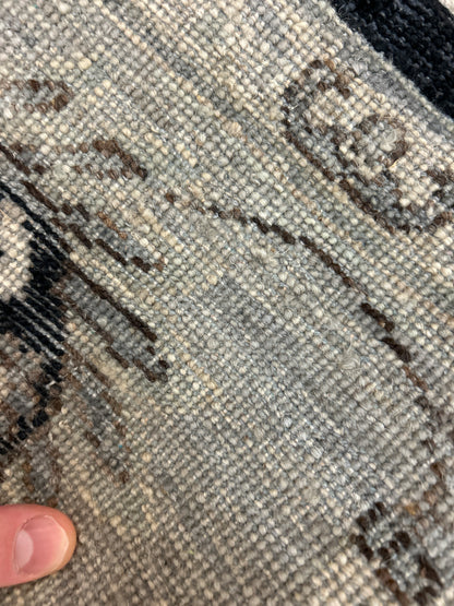 Indian Mohal Rug, 9'1" x 12'2", in black, grey and ivory - photo 4