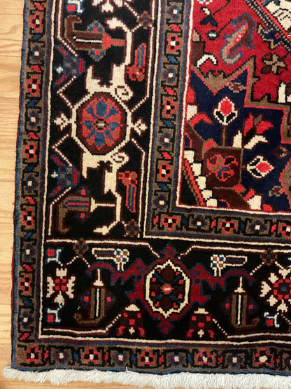 Vintage Persian Heriz Rug, 4'10" x 6'8", in ivory, navy and red - photo 3