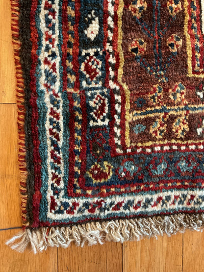 Antique Persian Shiraz Rug, 5'6" x 8'6", in ivory, navy and red - photo 3