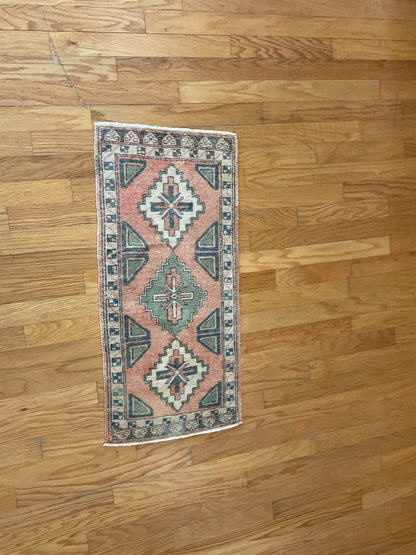 Vintage Turkish Anatolian Rug, 1'8" x 3'6", in green, grey, ivory and salmon - photo 2