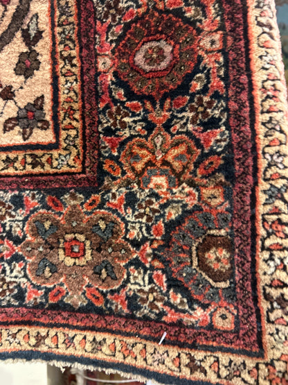 Antique Persian Sarouk Farahan Rug, 4'2" x 6'7", in ivory, navy, pink and red - photo 3