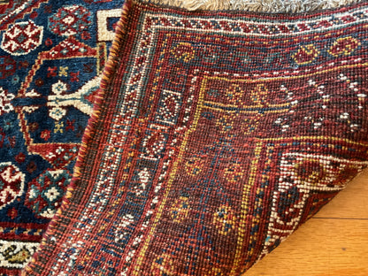 Antique Persian Shiraz Rug, 5'6" x 8'6", in ivory, navy and red - photo 4
