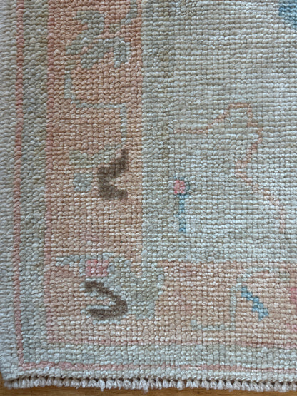 Turkish Oushak Rug, 2'3" x 3'7", in cream, peach, pink and teal - photo 3