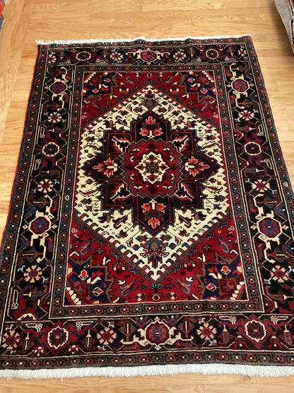 Vintage Persian Heriz Rug, 4'10" x 6'8", in ivory, navy and red - photo 2