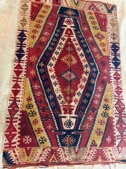 Vintage Turkish Kilim, 3'6" x 5'5", in gold, ivory, navy and red - photo 2