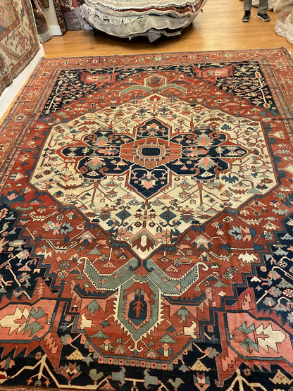 Antique Persian Serapi Rug, 11' x 15'5", in ivory, navy and rust - photo 4