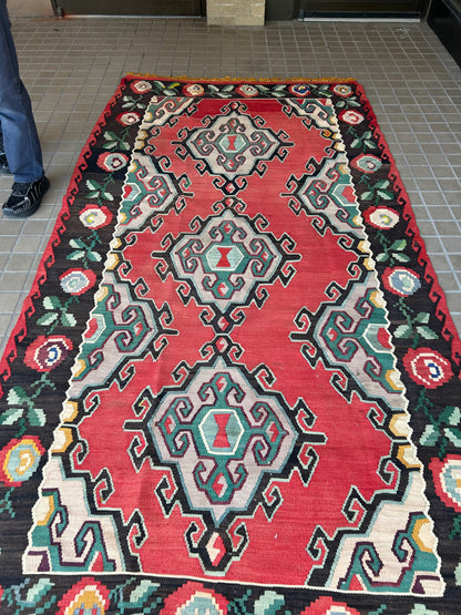 Vintage Turkish Bessarabian Kilim, 5'1" x 9'4", in black, green, ivory and red - photo 4