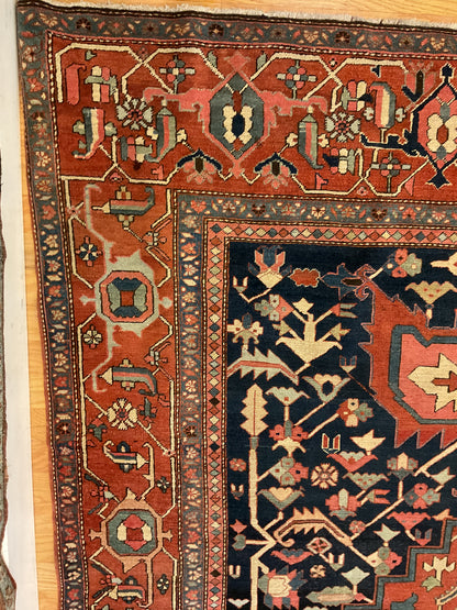 Antique Persian Serapi Rug, 11' x 15'5", in ivory, navy and rust - photo 3
