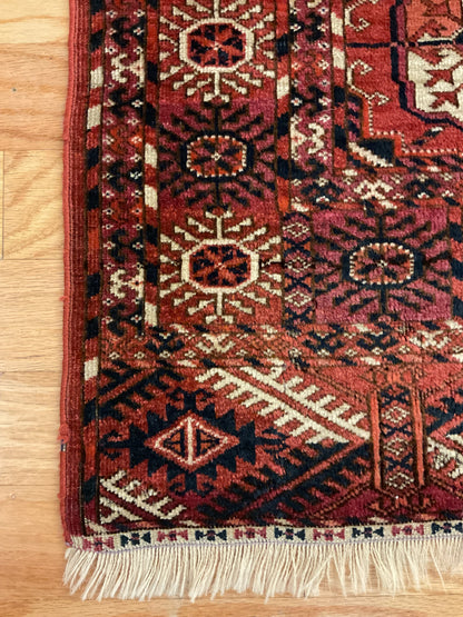 Antique Persian Turkman Rug, 3'8" x 4'6", in ivory, navy and rust - photo 2