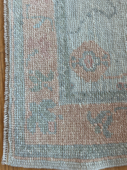 Turkish Oushak Rug, 2'3" x 3'8", in cream, peach, pink and teal - photo 3