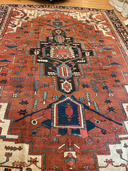 Antique Persian Serapi Rug, 10'9" x 15'9", in ivory, navy and rust - photo 4