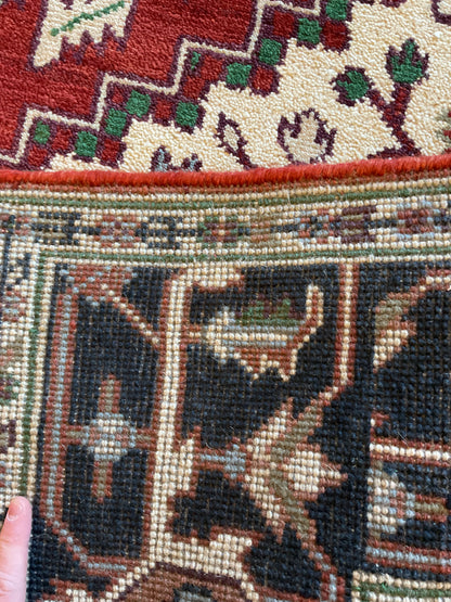 Indian Heriz Rug, 6' x 9'1", in ivory, navy and red - photo 4