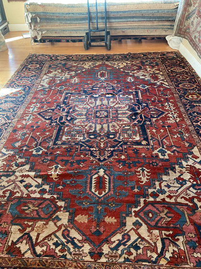 Antique Persian Serapi Rug, 9'5" x 13'2", in ivory, navy, rust and teal - photo 3